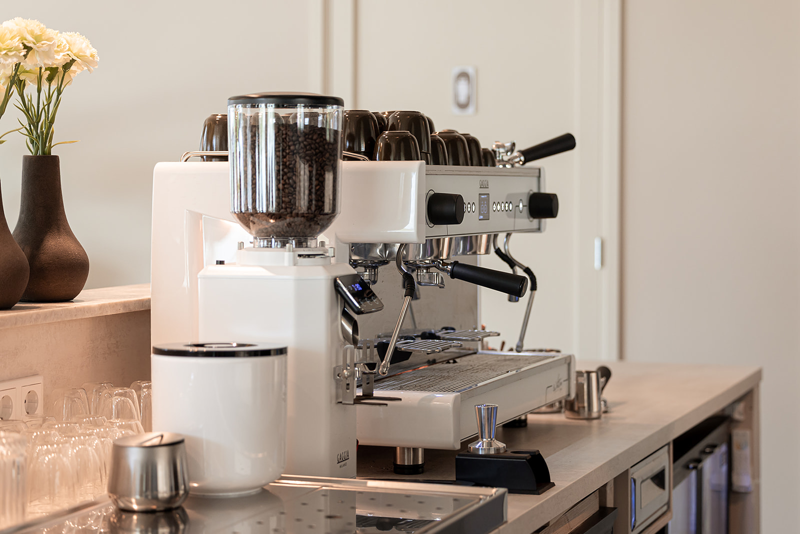 Espressomachine aan de toonbank van Bij Herbert brasserie