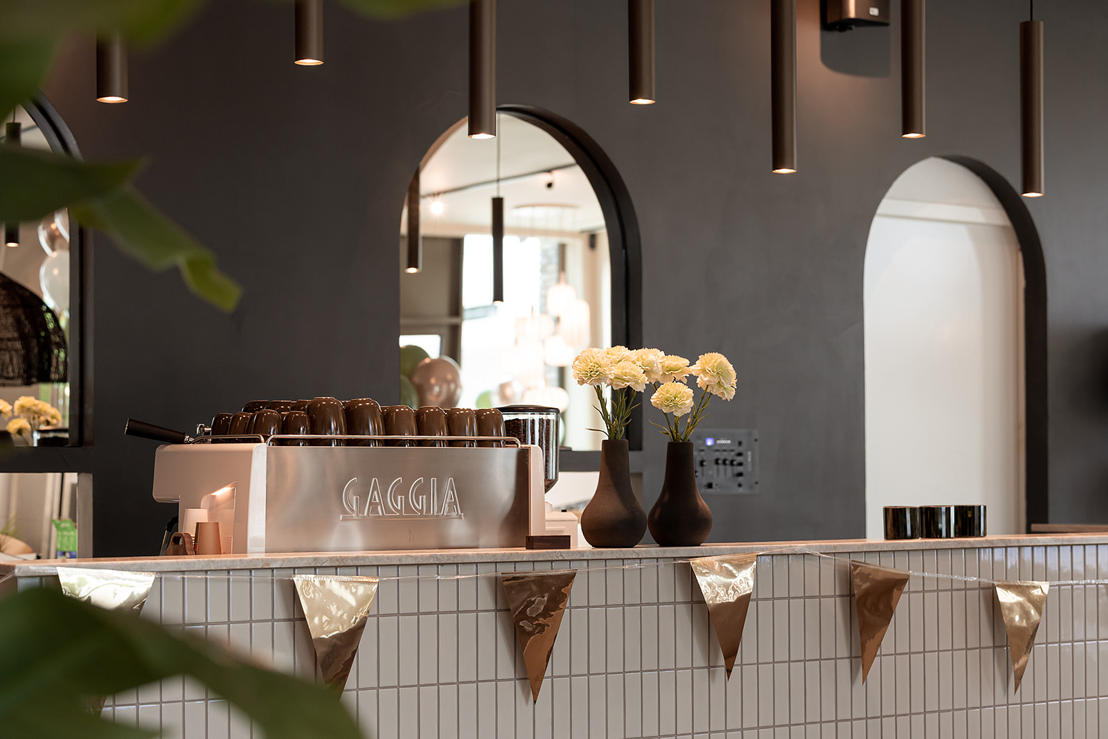 De bar van Bij Herbert met Gaggia-espressomachine onder de karakteristieke boog